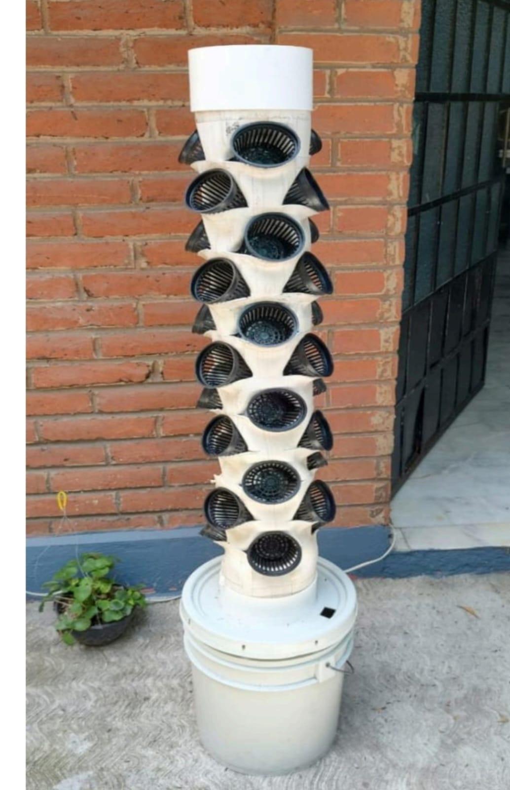 Huerto vertical en torre de cultivo